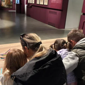 immagine per famiglie al museo 2025