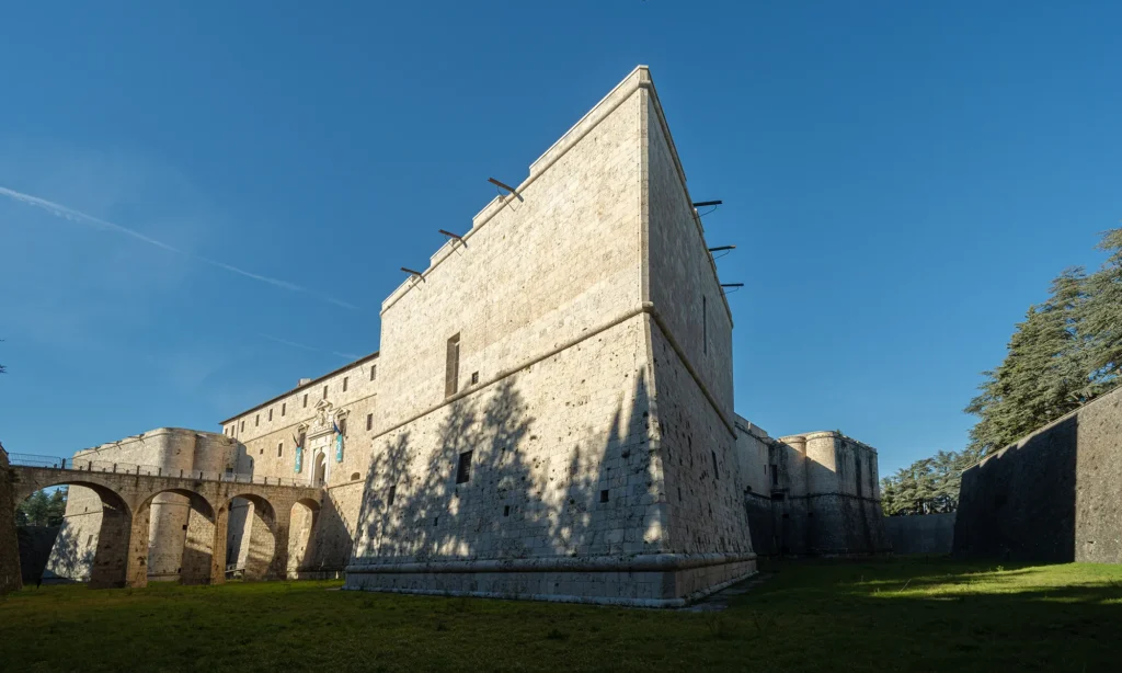 immagine per Castello cinquecentesco, veduta dal fossato