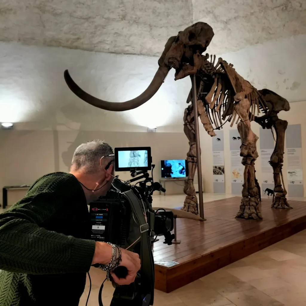 immagine Operatore che riprende il Mammuth al MuNDA