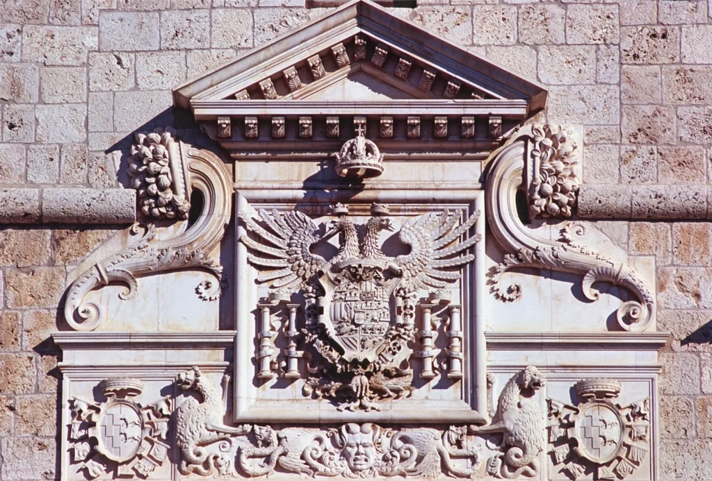 immagine per La sede storica il Castello Spagnolo, stemma di Carlo V