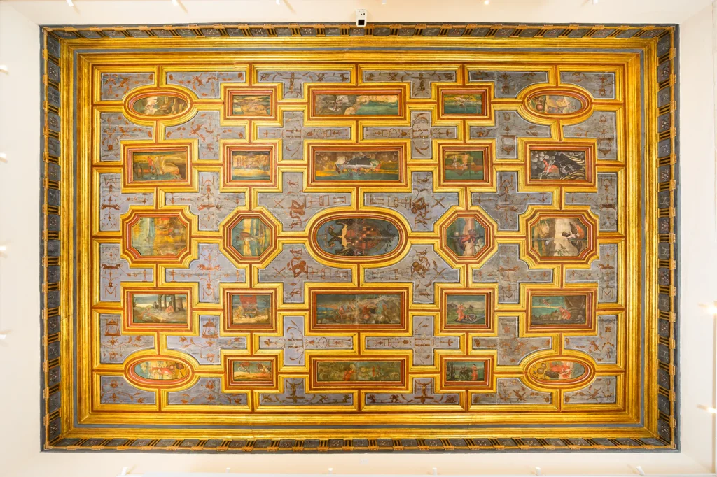 immagine per Sala 10 soffitto con lo stemma di Carlo V, ph.Marco Giugliarelli